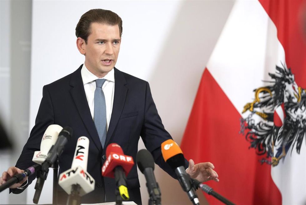 08 October 2021, Austria, Vienna: Austrian Chancellor Sebastian Kurz gives a press statement on the government crisis at the Federal Chancellery. Kurz said on Friday that there was no reason for him to resign as head of a coalition government despite a