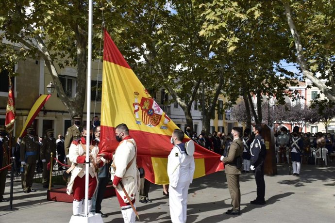 Izado de Bandera por el Día de la Fiesta Nacional 2021 en Alaior (Menorca).