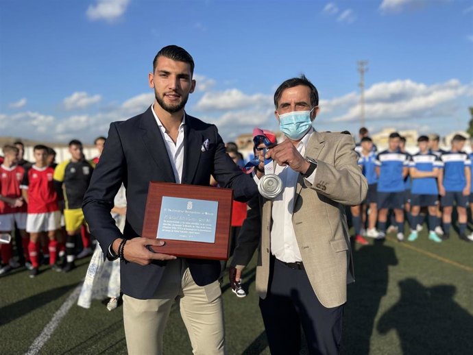El alcalde de Murcia, José Antonio Serrano, junto al futbolista Rafa Mir