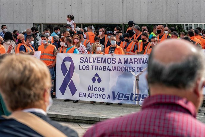 Trabajadores de Alcoa acuden a una concentración de apoyo a los trabajadores de la fábrica de Vestas en Viveiro (Lugo) por el cierre inminente de la planta, en la plaza del Ayuntamiento de Viveiro, a 25 de septiembre de 2021, en Lugo, Galicia (España).