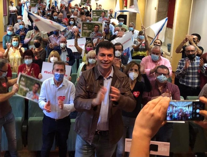 El aspirante a revalidar la Secretaría Xeral del PSdeG, Gonzalo Caballero, en un acto con militantes en Verín (Ourense)