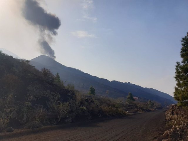 El cono principal del volcán de Cumbre Vieja vuelve a emitir lava