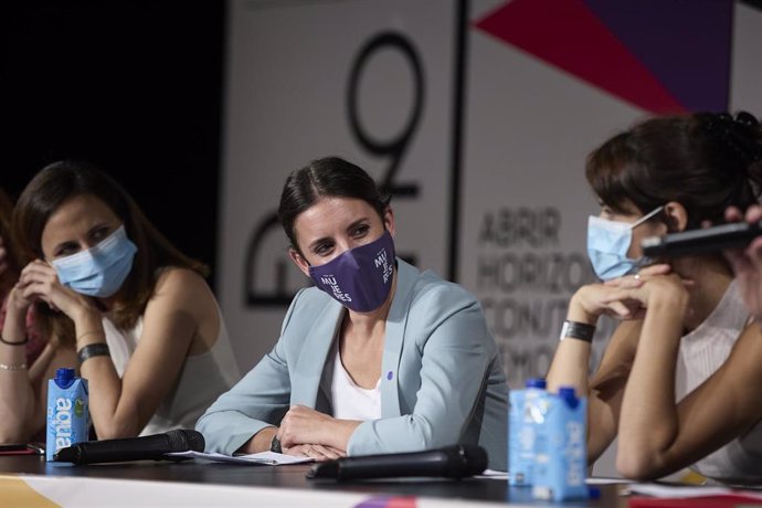 La ministra de Derechos Sociales y Agenda 2030, Ione Belarra; la ministra de Igualdad, Irene Montero, y la portavoz de Podemos, Isa Serra, en la Universidad de Otoño, organizada por Podemos, en Rivas, a 7 de octubre de 2021, en Madrid (España). 