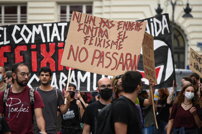 Manifestación antifascista en el centro de Valncia durante el 9 d'Octubre de 2021