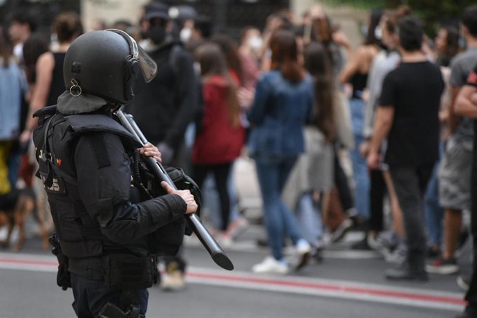 Un agente de Policía en el 9 d'Octubre de 2021 en Valncia