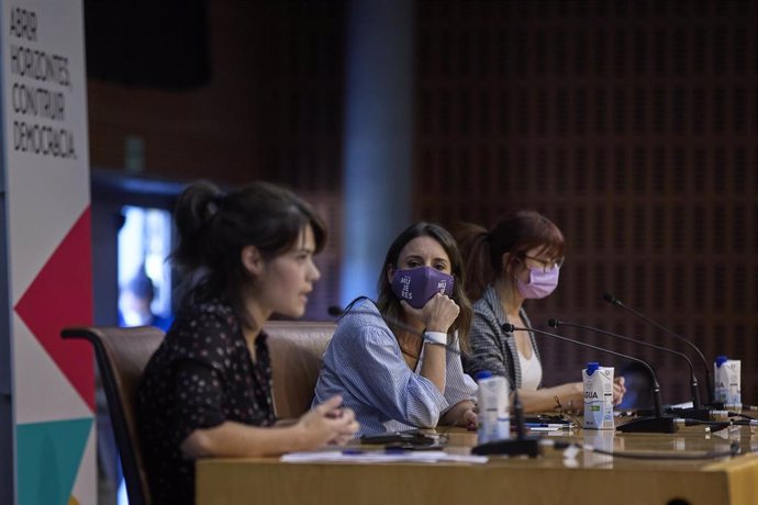 (I-D) La portavoz de Podemos, Isabel Serra; la ministra de Igualdad, Irene Montero, y la socióloga Beatriz Ranea, en la ponencia Crisis del neoliberalismo, extrema derecha y horizonte feminista, en la tercera jornada de la Universidad de Otoño.
