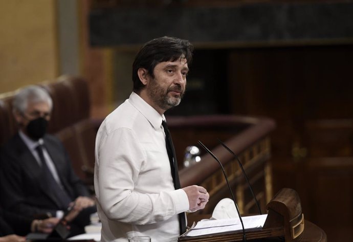 Archivo - El diputado de Unidas Podemos Rafa Mayoral interviene durante una sesión plenaria en el Congreso de los Diputados, a 13 de mayo de 2021, en Madrid, (España).