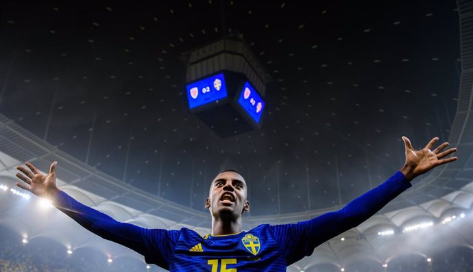 Archivo - 15 November 2019, Romania, Bucharest: Sweden's Alexander Isak celebrates victory after the final whistle of the UEFA EURO 2020 qualifying Group F soccer match between Romania and Sweden at the National Arena. Photo: Petter Arvidson/Bildbyran v