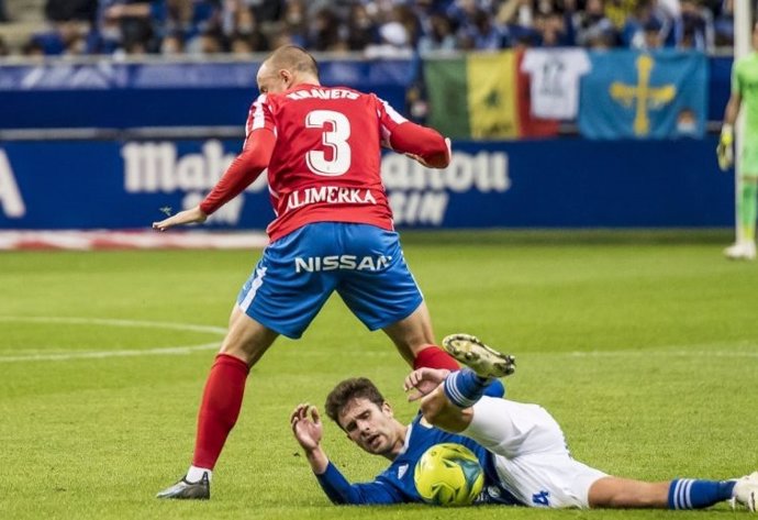 Vasyl Kravets pelea una pelota en el Oviedo-Sporting disputado en el Carlos Tartiere