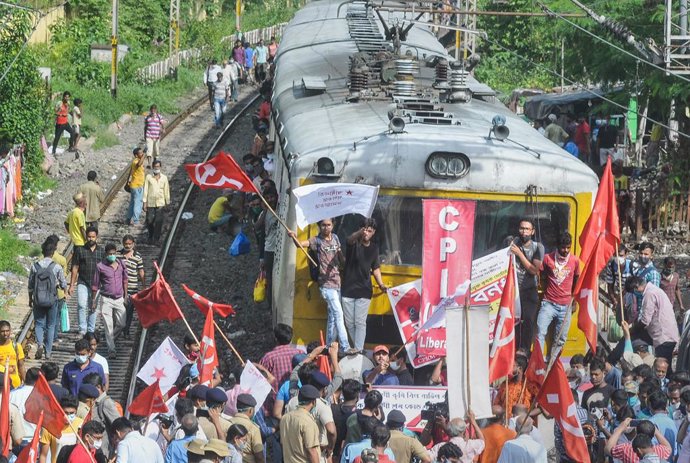 27 September 2021, India, Kolkata: Supporters of the Left Front party and Communist Party of India block a railway track in Kolkata to support farmers strike against the central government's three farm reform laws. Photo: Monojit Kumar Saha/PTI/dpa