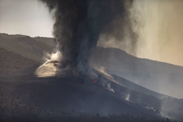 El volcán de Cumbre Vieja desde el valle de Aridane, a 1 de octubre de 2021, en Tacande de Abajo, La Palma, Santa Cruz de Tenerife, Canarias (España).