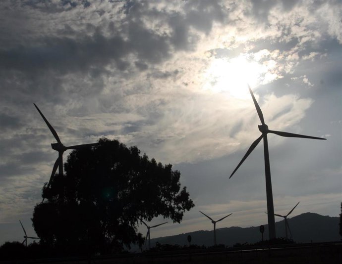 Archivo - Foto recurso de molinos de energía eólica en Andalucía