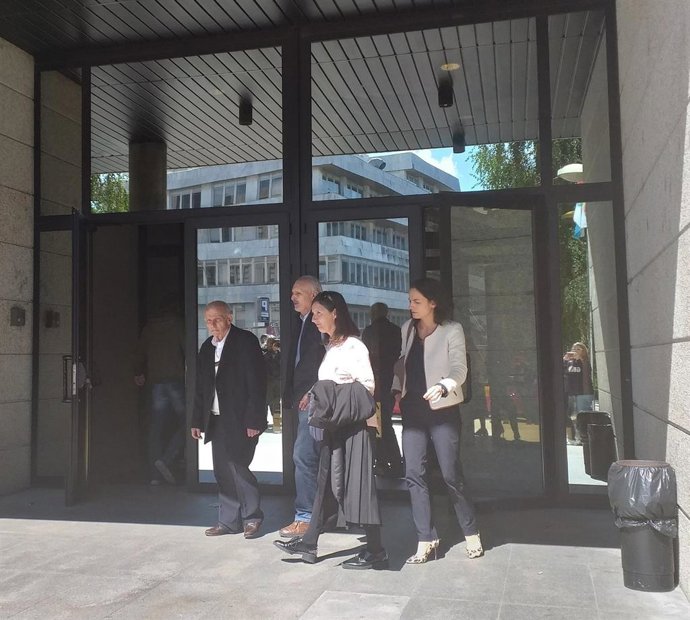 Archivo - José Antonio V.V., conocido como el anciano 'rayacoches', saliendo del juzgado de Vigo.