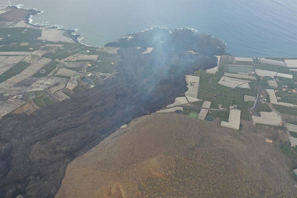 Imagen desde el aire de la colada del volcán de La Palma y del delta formado tras llegar la lava al mar