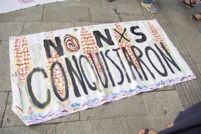 Cartel de protesta contra la Conquista durante una marcha en Madrid con motivo del 500 aniversario de la caída de Tenochtitlan