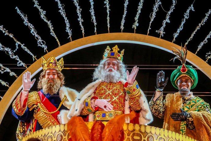 Archivo - Los Reyes Magos saludan a su llegada al Centro Conde Duque 