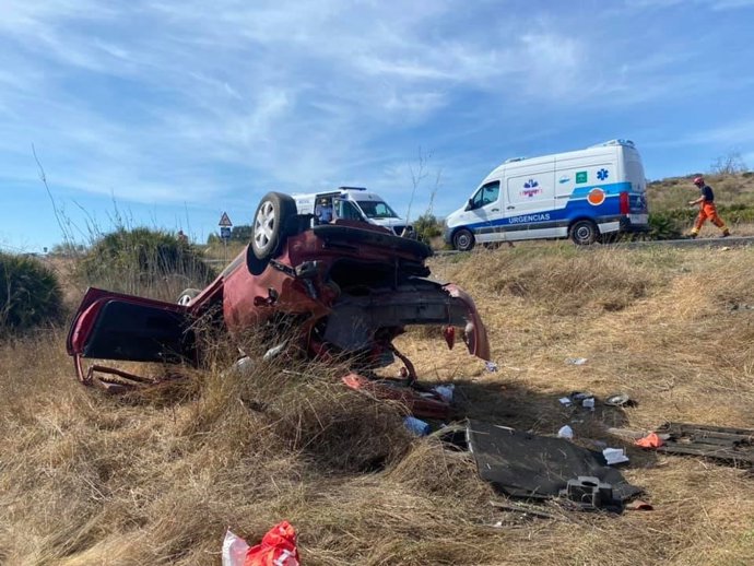 Rescatado del interior de su vehículo un joven de 22 años tras salirse de la carretera cerca de Niebla
