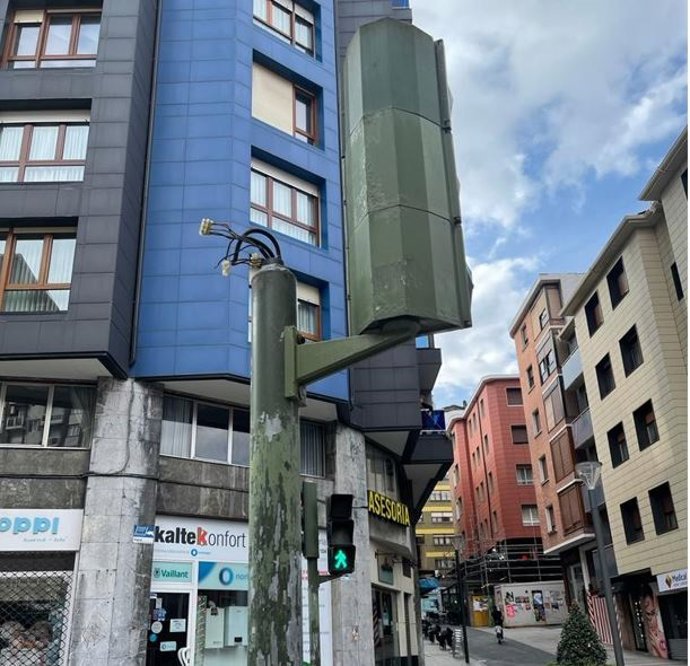 Daños en un semáforo en Basaauri (Bizkaia)