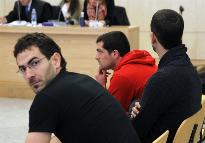 Archivo - Los etarras (de izda a dcha), Jurdan Martitegi Lizaso, Arkaitz Goicoetxea Basabe e Íñigo Gutiérrez Carrillo (jersey rojo), durante el juicio que se sigue contra ellos en la Audiencia Nacional, en el que el fiscal y la Asociación Víctimas del T