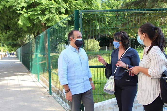 El Ayuntamiento de Sevilla acomete el vallado del parque de la calle Campamento del Distrito Nervión.