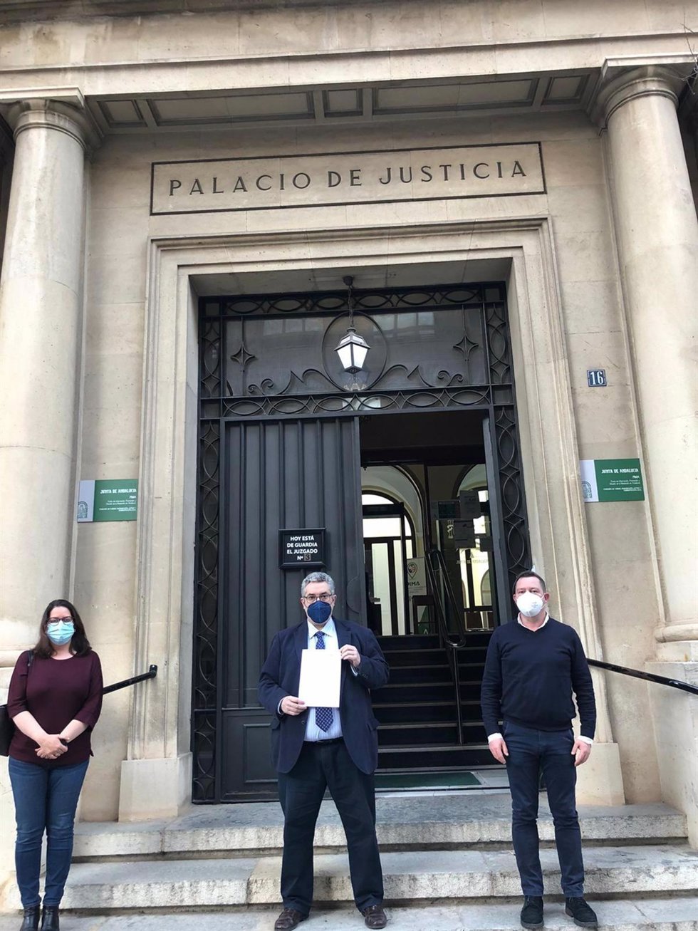 Archivo - Miembros de la plataforma ante la Audiencia Provincia con el escrito de denuncia registrado en Fiscalía en febrero de 2021