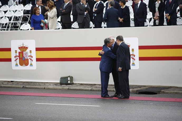 Archivo - Archivo. Luis Planas y Josep Borrell saludan al presidente de Cantabria, Miguel Ángel Revilla, antes del comienzo del desfile del 12 de Octubre en Madrid