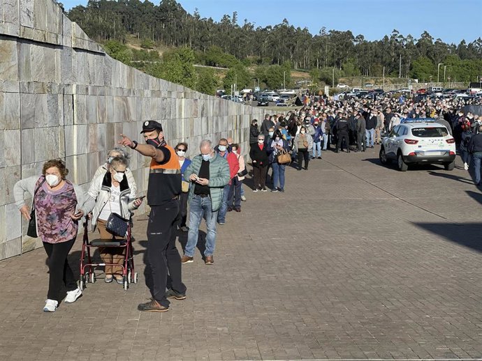 Archivo - Una larga fila de personas se aglomera en la vacunación masiva de Santiago de Compostela a 6 de abril de 2021