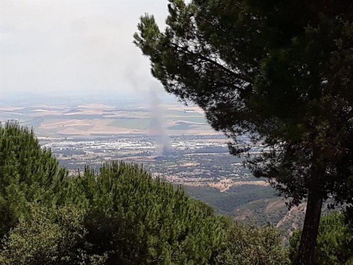 Archivo - Incendio en un paraje cerca de una zona urbanizada en Córdoba, en una imagen de archivo.