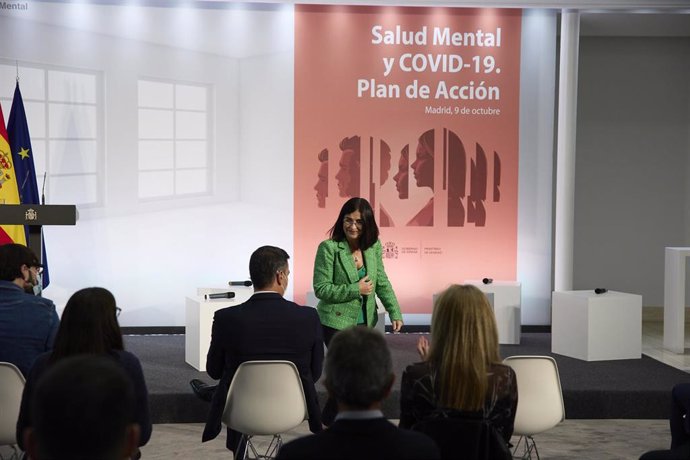 La ministra de Sanidad, Carolina Darias (d), mira al presidente del Gobierno, Pedro Sánchez (i), en el acto institucional Salud Mental y COVID-19, en el Palacio de la Moncloa, a 9 de octubre de 2021, en Madrid (España). 