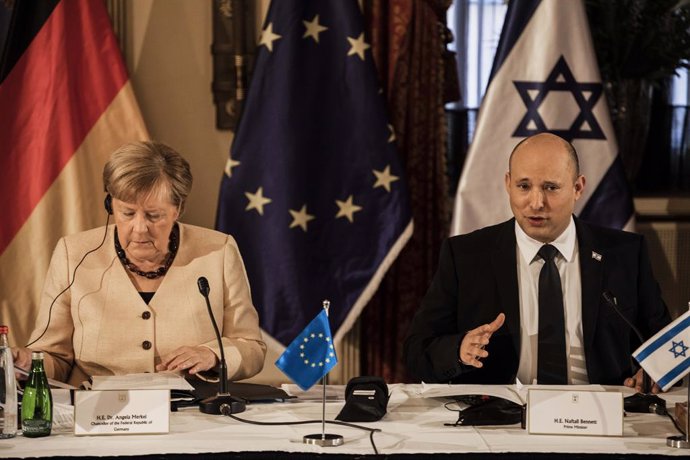 10 October 2021, Israel, Jerusalem: German Chancellor Angela Merkel (L) and Israeli Prime Minister Naftali Bennett attend the weekly Israeli Cabinet meeting as part of her two-day visit to Israel. Photo: Ilia Yefimovich/dpa