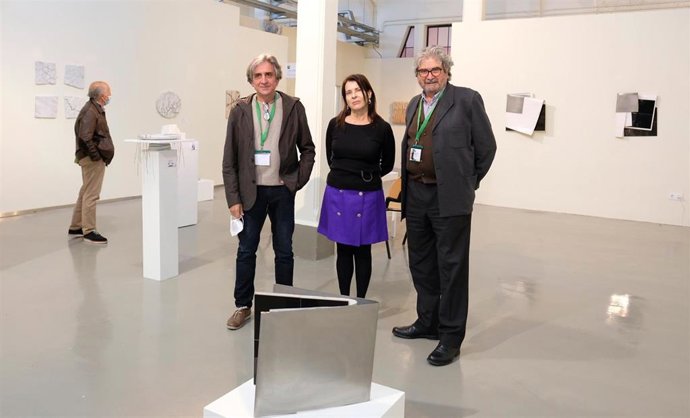 El galerista Manuel Sáenz-Messía y los artistas Teresa Esteban y José Carlos Balanza en el espacio de la galería Espiral en SCULTO