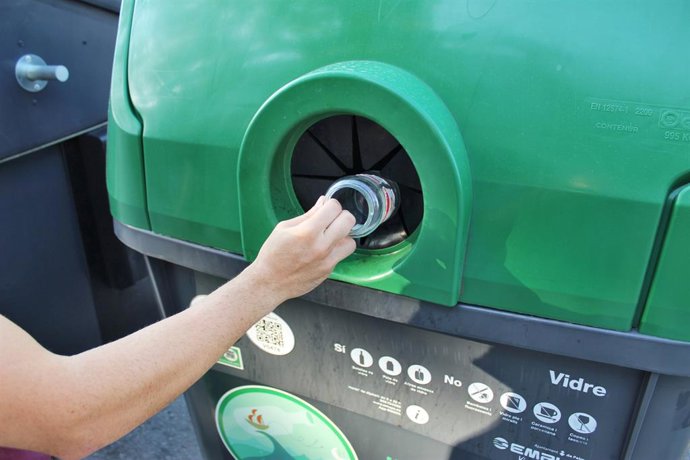 Archivo - Reciclatge, vidre, contenidor verd, reciclar, arxiu, recurs,