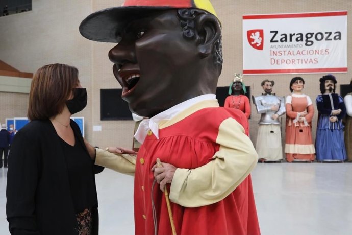 La vicealcaldesa de Zaragoza, Sara Fernández, con la Comparsa de Gigantes y Cabezudos.