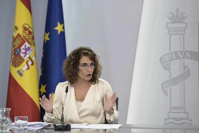 La ministra de Hacienda y Función Pública, Maria Jesús Montero, comparece en rueda de prensa posterior al Consejo de Ministros extraordinario celebrado en Moncloa, a 7 de octubre de 2021, en Madrid (España). 