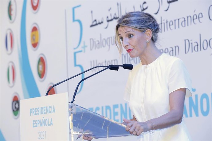 La vicepresidenta segunda y ministra de Trabajo y Economía Social, Yolanda Díaz, interviene en el Foro de Diálogo 5+5 del Mediterráneo Occidental, en la Casa Mediterráneo, a 7 de octubre de 2021, en Alicante, Comunidad Valenciana (España). 