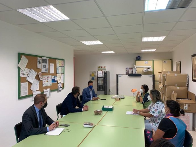 El diputado de Cs en las Cortes, Carlos Trullén, se reúne con la dirección del Colegio de Educación Especial La Arboleda (Teruel)  junto al portavoz de Cs en la provincia, Ramón Fuertes, y el concejal en el Ayuntamiento de Teruel Carlos Aranda.