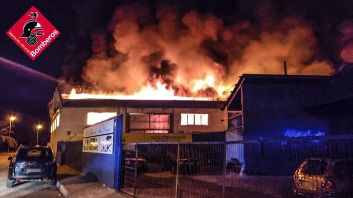 Incendio en una nave industrial en Catral