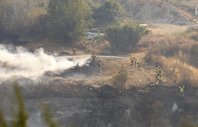 Archivo - Efectivos del Infoca durante la extinción del incendio forestalde Lucena del Puerto (Huelva).