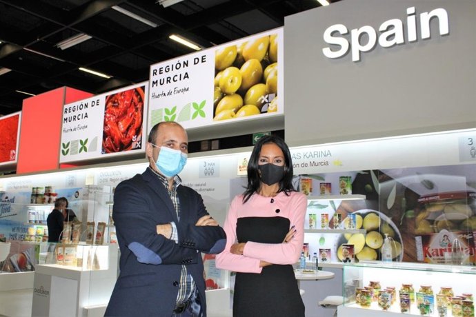 La consejera de Empresa, Empleo, Universidades y Portavocía, Valle Miguélez, y el director del INFO, Joaquín Gómez, durante su visita a las empresas murcianas en la feria de Anuga, en Colonia