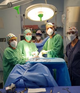Profesionales de la ONG Quesada Solidaria realizan una intervención quirúrgica.