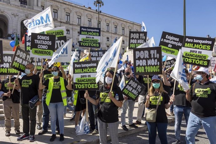 Archivo - Trabajadores se concentran en Lisboa para protestar por los ajustes de empleo en Banco Santander Totta y Banco Comercial Portugus.