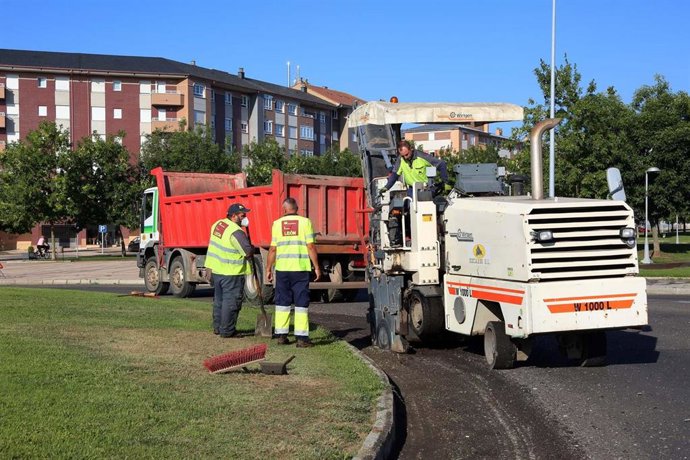 El Plan de Asfaltado del Ayuntamiento de León continúa esta semana por la glorieta de Guzmán y su entorno