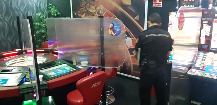 Un agente de la Policía de la Generalitat inspecciona un local de juego