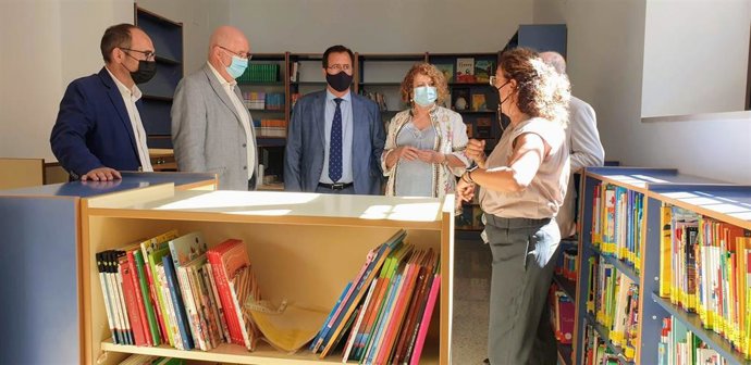 La delegada de Igualdad, Educación, Participación Ciudadana y Coordinación de distritos, Adela Castaño, y el delegado del distrito Casco Antiguo, Juan Carlos Cabrera, durante su visita al CEIP 'Jardines del Valle'