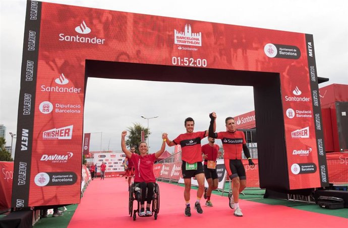 Javier Gómez Noya, Miguel Indurain y Eva Moral, primer relevo inclusivo en el Barcelona Triathlon by Santander