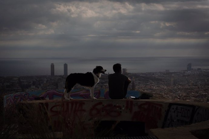 Archivo - Arxivo - Un jove mira el paisatge en el mirador Turó de la Rovira, a Barcelona