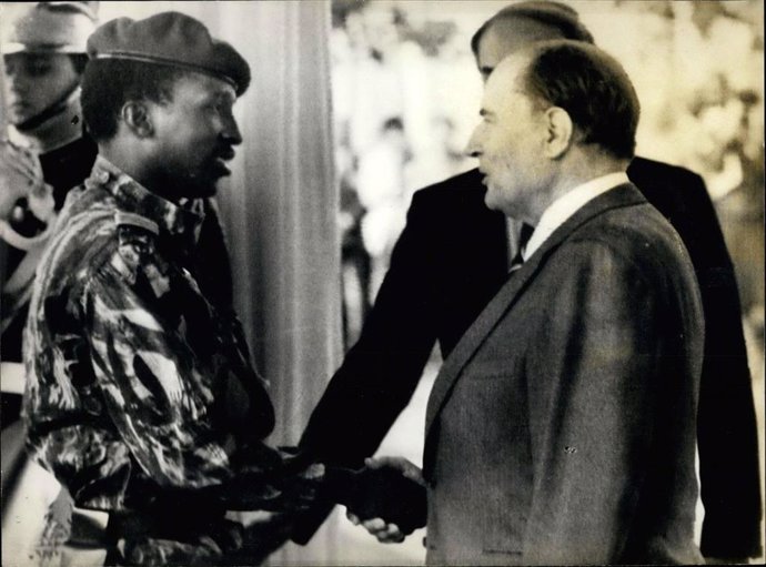 Archivo - Thomas Sankara estrecha la mano del presidente francés, Franois Miterrand, en 1983