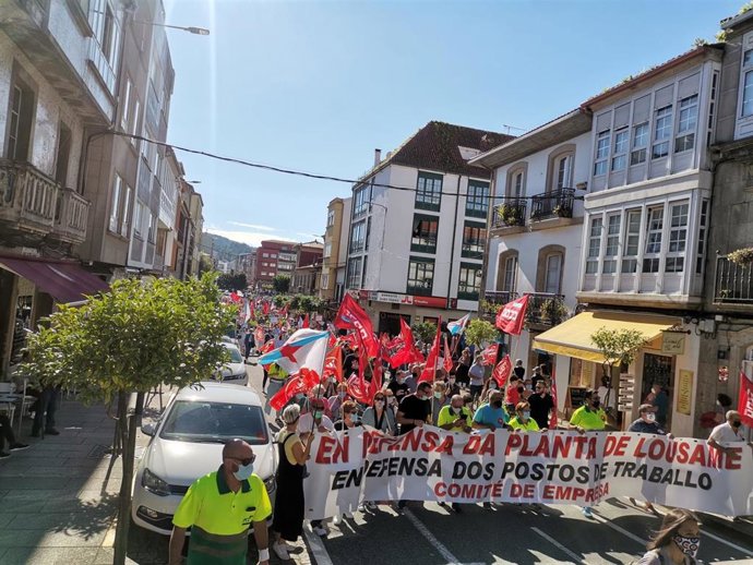 Cientos de vecinos y trabajadores de la planta de residuos de Lousame (A Coruña) se manifiestan en Noia a favor de la continuidad de estas instalaciones.