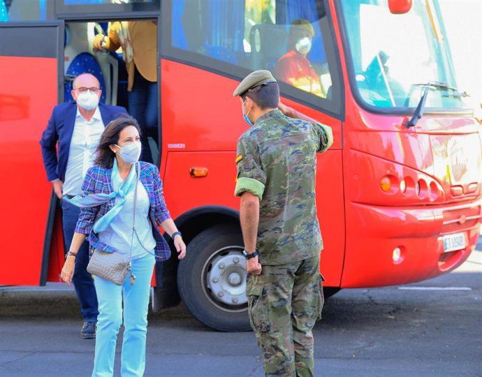 La ministra de Defensa, Margarita Robles, durante una visita a las instalaciones del Acuartelamiento El Fuerte, en Breña Vieja
