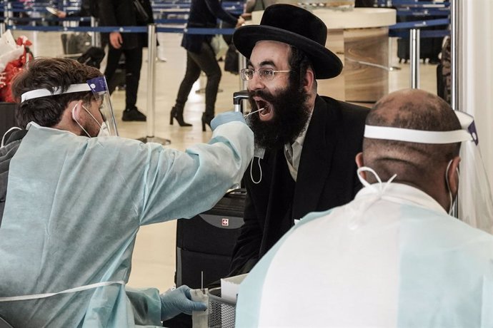 Archivo - 14 March 2021, Israel, Lod: Travellers undergo Covid-19 tests at Ben Gurion International Airport. Photo: Nir Alon/ZUMA Wire/dpa